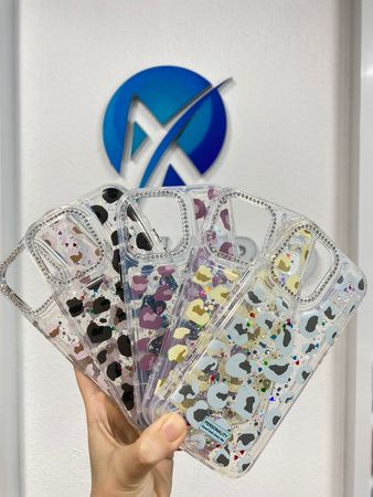 Estampados de leopardo en diferentes colores con parches brillantes y diamantes en la lente.